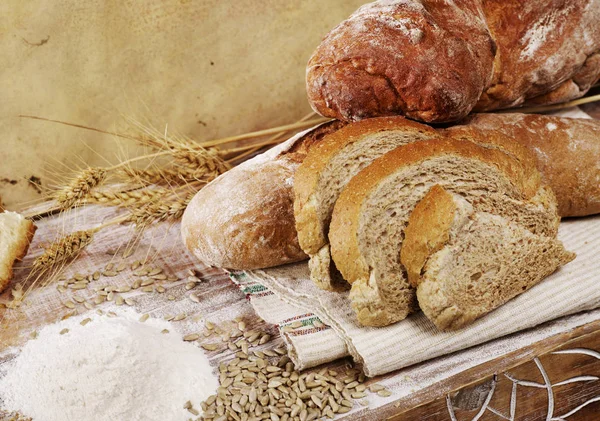 スライスしたパンと小麦粉 — ストック写真