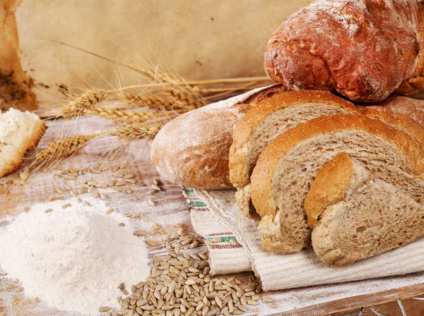 Pane affettato e farina — Foto Stock