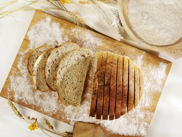 Pan rebanado con tabla de cortar —  Fotos de Stock