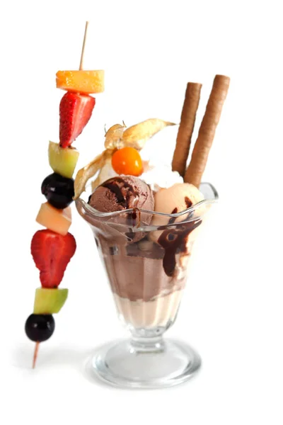 Čokoládová zmrzlina s ovocem — Stock fotografie