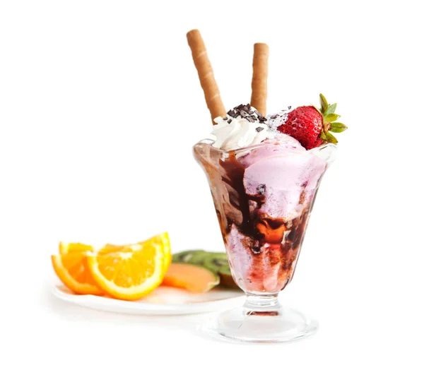 Fagylalt és gyümölcs tál — Stock Fotó