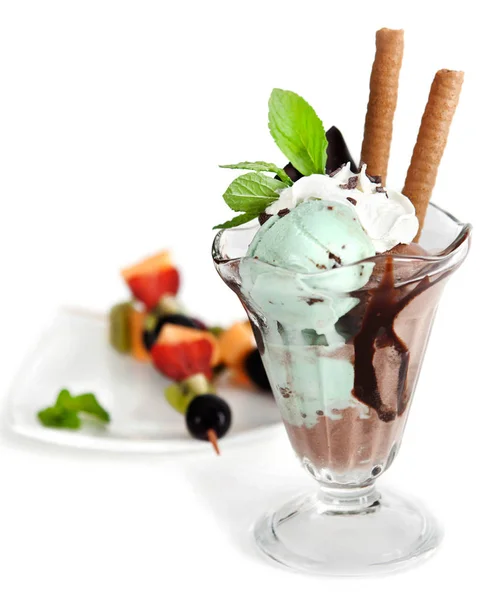 Menta fagylalt és gyümölcsök — Stock Fotó