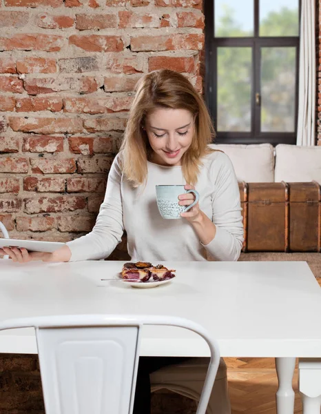 Njuter av morgonkaffet — Stockfoto