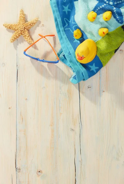 Patos em uma toalha de praia — Fotografia de Stock