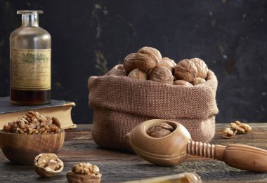 Fındıkkıran ve ceviz masada