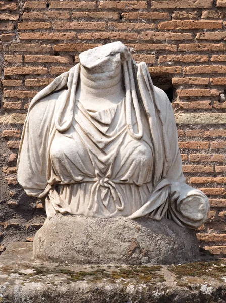 Statue romaine sans tête — Photo