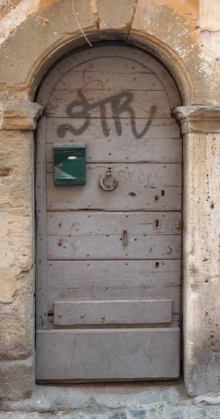 Vecchia porta in legno — Foto Stock