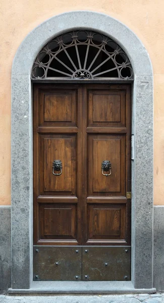 ヴィンテージの木製のドア — ストック写真
