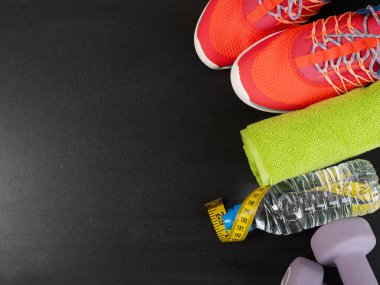 Yazı tahtası üzerinde fitness ekipmanları