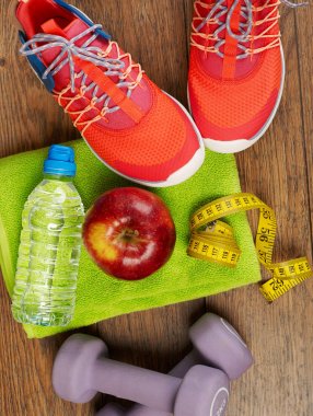 Ahşap üzerine fitness ekipmanları