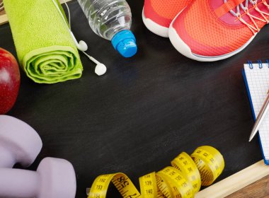 Yazı tahtası üzerinde fitness ekipmanları