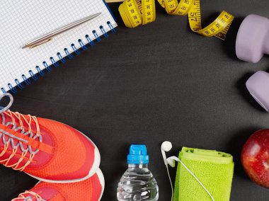 Yazı tahtası üzerinde fitness ekipmanları