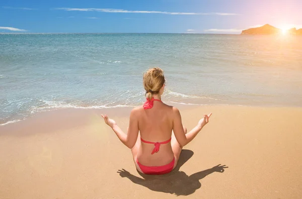 Mulher na praia meditando — Fotografia de Stock