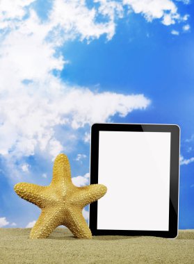 Deniz yıldızı ve plajda dijital tablet