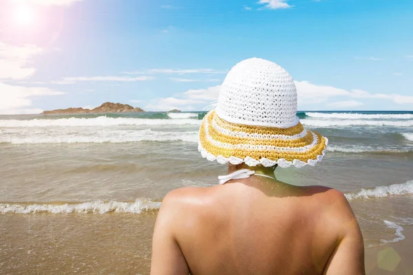 Mulher na praia — Fotografia de Stock