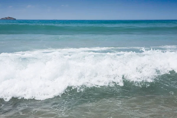 Olas salpicando en la playa — Foto de Stock