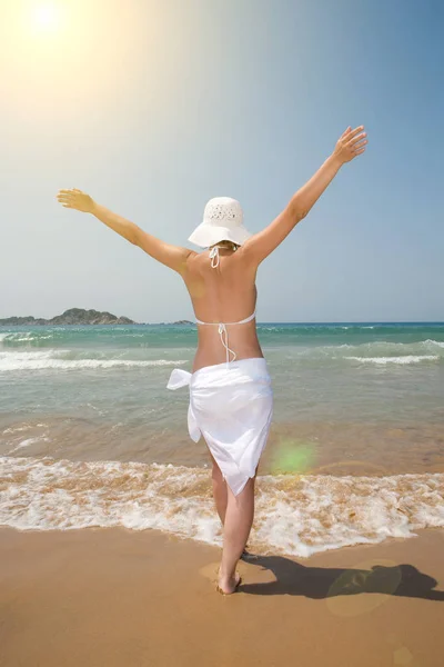 Exalted woman on beach — Stock Photo, Image