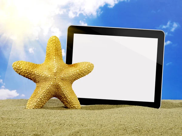 Stelle marine e tablet digitali sulla spiaggia — Foto Stock