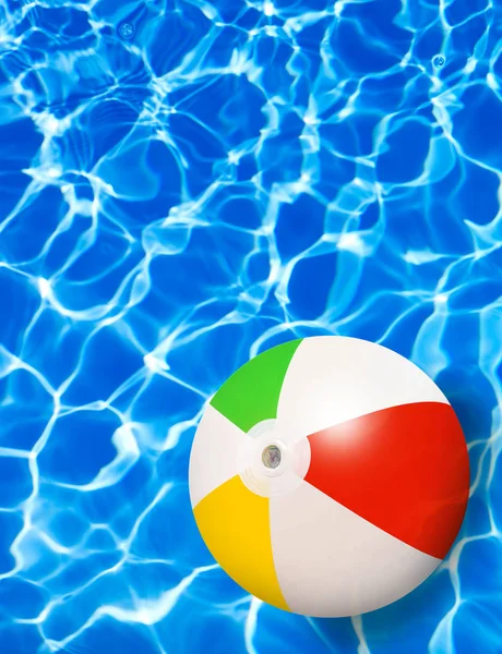 Piłka plażowa, w wodzie — Zdjęcie stockowe