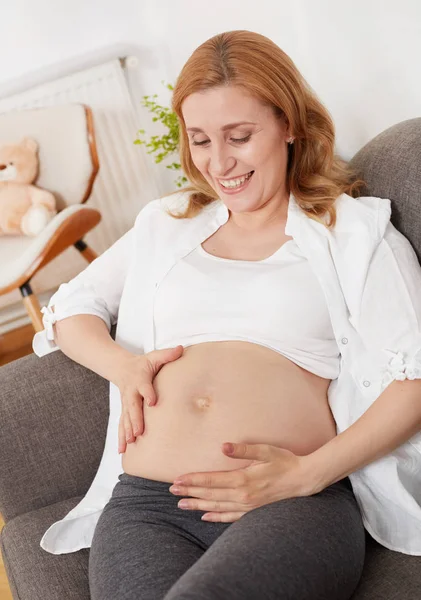 Gelukkige zwangere vrouw — Stockfoto