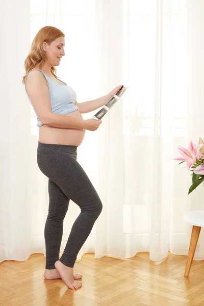 Terhes nő ultrahang — Stock Fotó