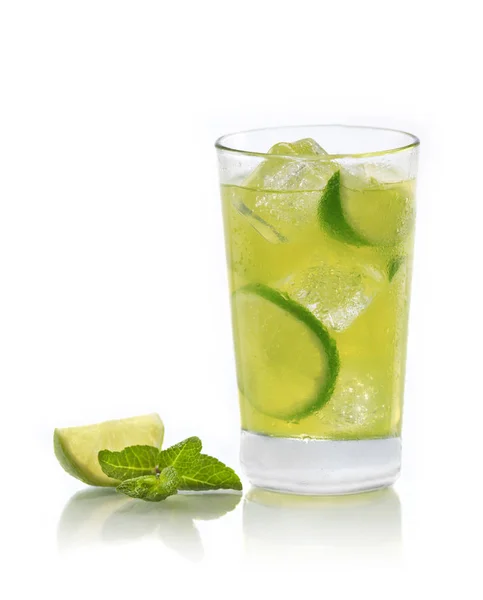 Mojito-Glas auf Weiß — Stockfoto