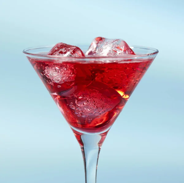 Cóctel Martini sobre fondo azul — Foto de Stock