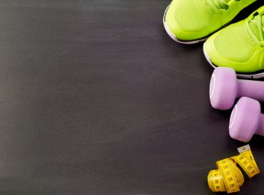 Bir kara tahta üzerinde Spor donatımı