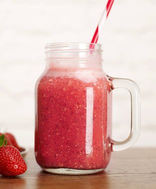 Kavanozda çilek güler yüzlü