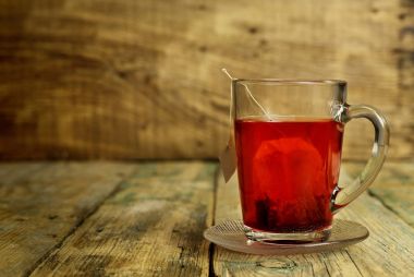 Ahşap üzerine çay bardağı