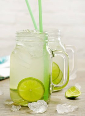 Bir kavanoz içinde ev yapımı mojito