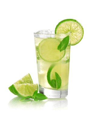 Mojito üzerine beyaz kokteyl