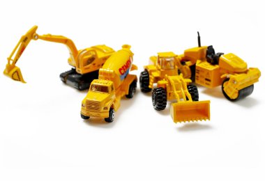 Beyaz üzerine ağır makine