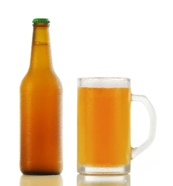 Botella de cerveza sin filtro y vaso de cerveza — Foto de Stock