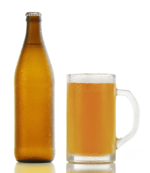 Bottiglia di birra e bicchiere di birra — Foto Stock