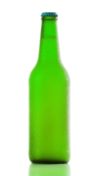 Пляшка пива на білому — стокове фото