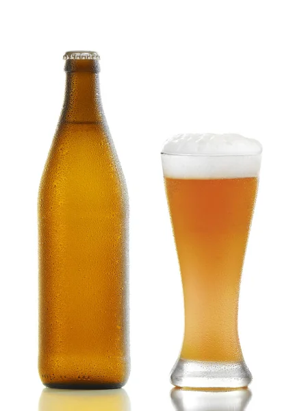 Botella de cerveza y vaso de cerveza — Foto de Stock