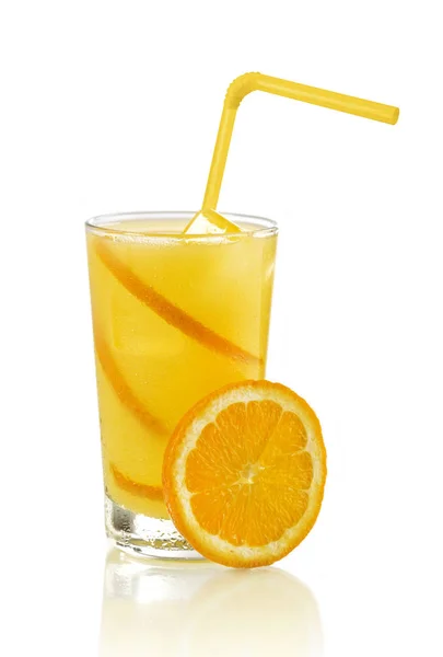 Oranje cocktail op wit — Stockfoto