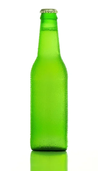 Ølflaske på hvit – stockfoto