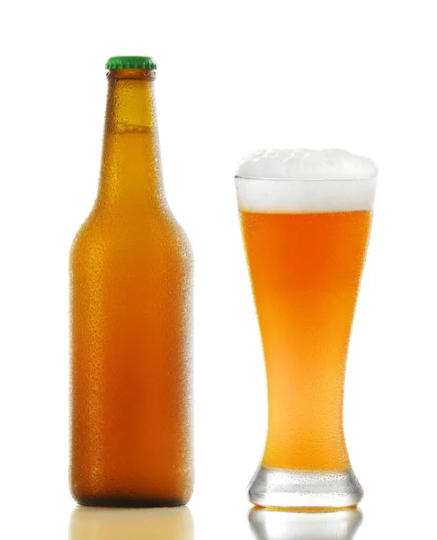 Пивна пляшка та келих пива — стокове фото