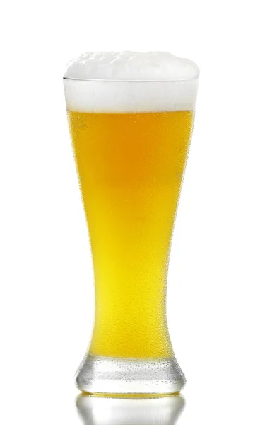 Vaso de cerveza en blanco — Foto de Stock