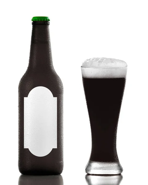 Frasco de cerveja escura e vidro — Fotografia de Stock