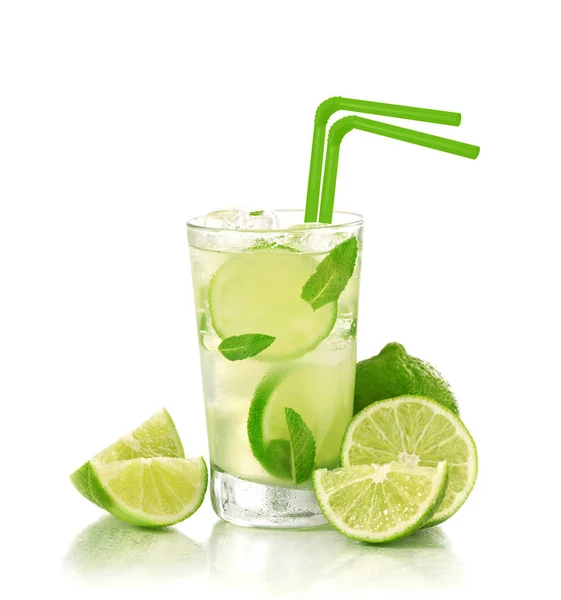 Mojito cocktail op wit — Stockfoto