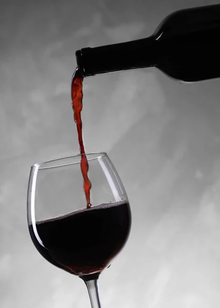 Наливание вина в бокал — стоковое фото