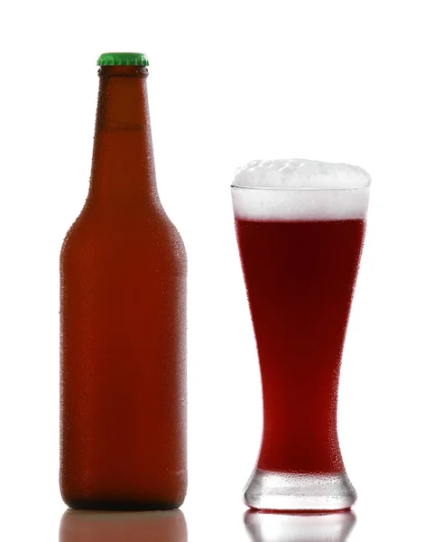 Bouteille de bière rouge et verre à bière — Photo