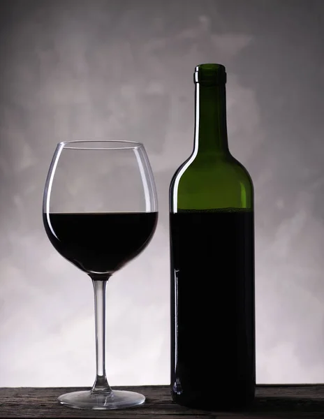 Bouteille de vin rouge et verre à vin — Photo