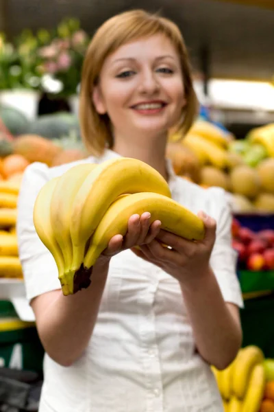 Femme joyeuse avec des bananes — Photo