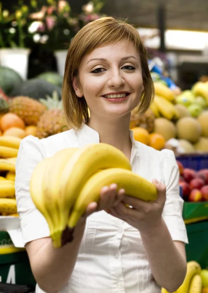 Femme joyeuse avec des bananes — Photo