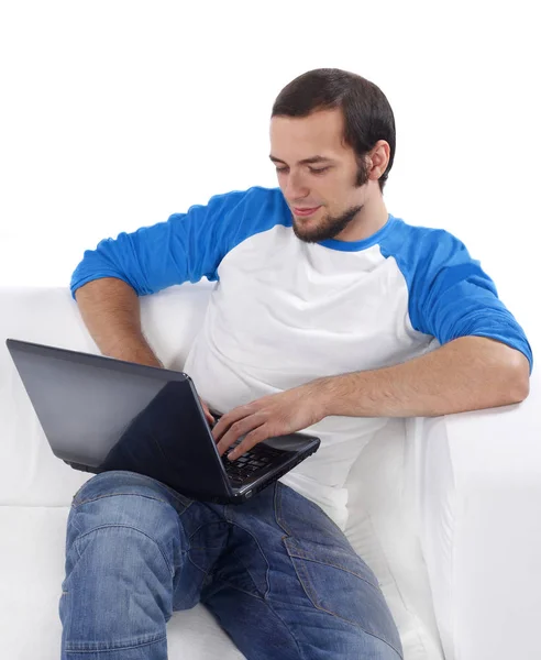 Mann sitzt auf Sofa und arbeitet am Laptop — Stockfoto