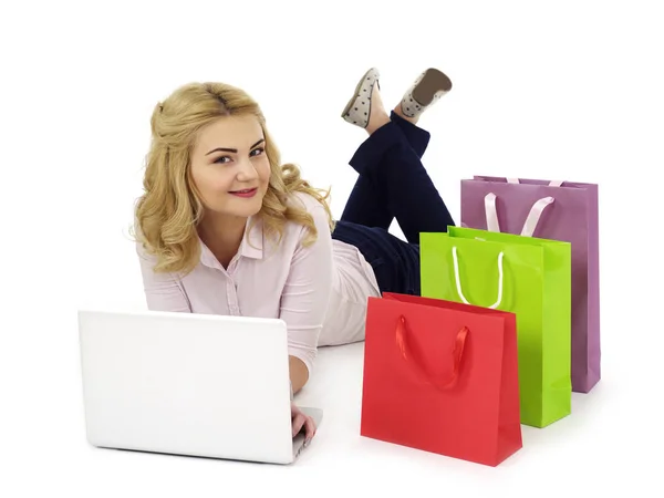 Chica con portátil y bolsas de compras — Foto de Stock